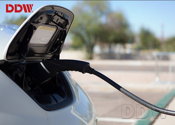 Outdoor ISO9001 Charge Pile Digital Signage 70 Inch DDW-AD7001S For Energy Car 2500 Nits